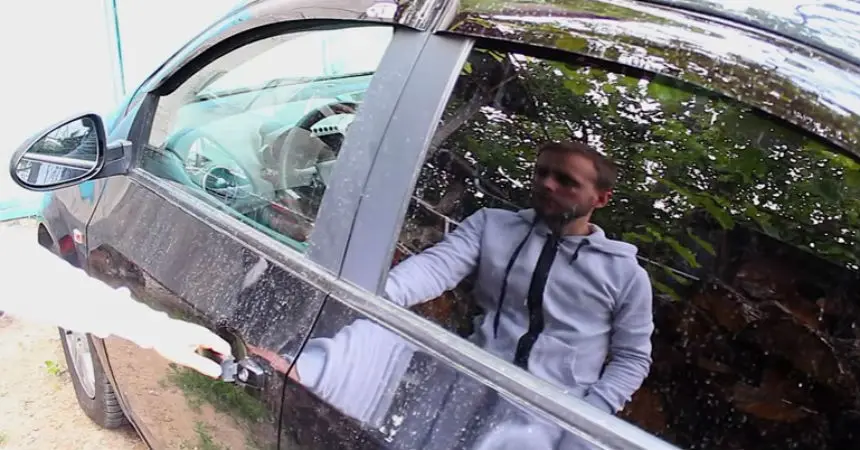 Cómo bajar el vidrio de un auto desde afuera - Cómo abrir un carro con una botella de agua como bajar el vidrio de un auto desde afuera - Cómo abrir un carro con una botella de agua