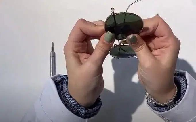 como colocar vidrio de lentes - Cómo arreglar la bisagra de mis lentes