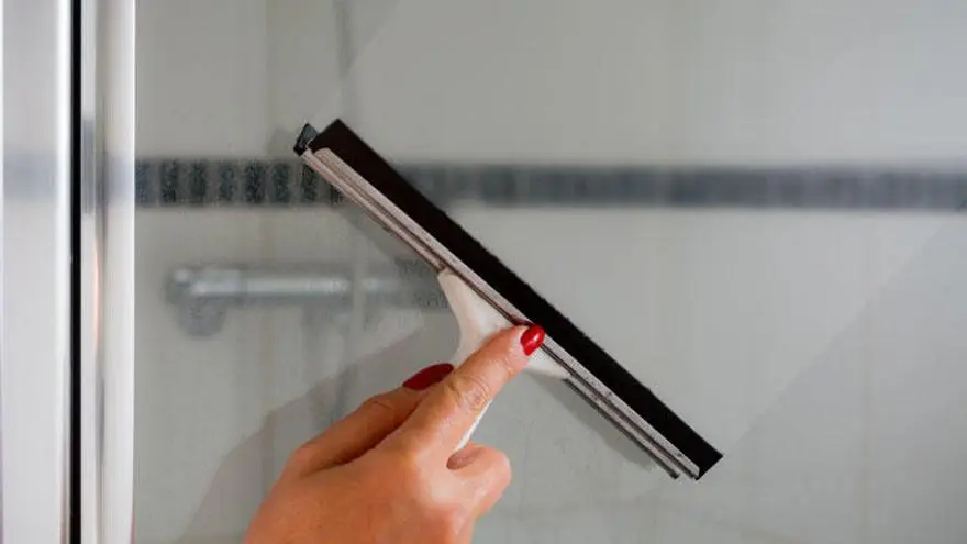 como limpiar mamparas de vidrio del baño - Cómo quitar las manchas de la mampara de la ducha