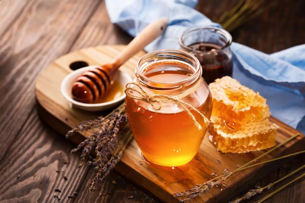 Cómo sacar miel de una botella de vidrio - Cómo quitar lo espeso a la miel de abeja como sacar miel de una botella de vidrio - Cómo quitar lo espeso a la miel de abeja