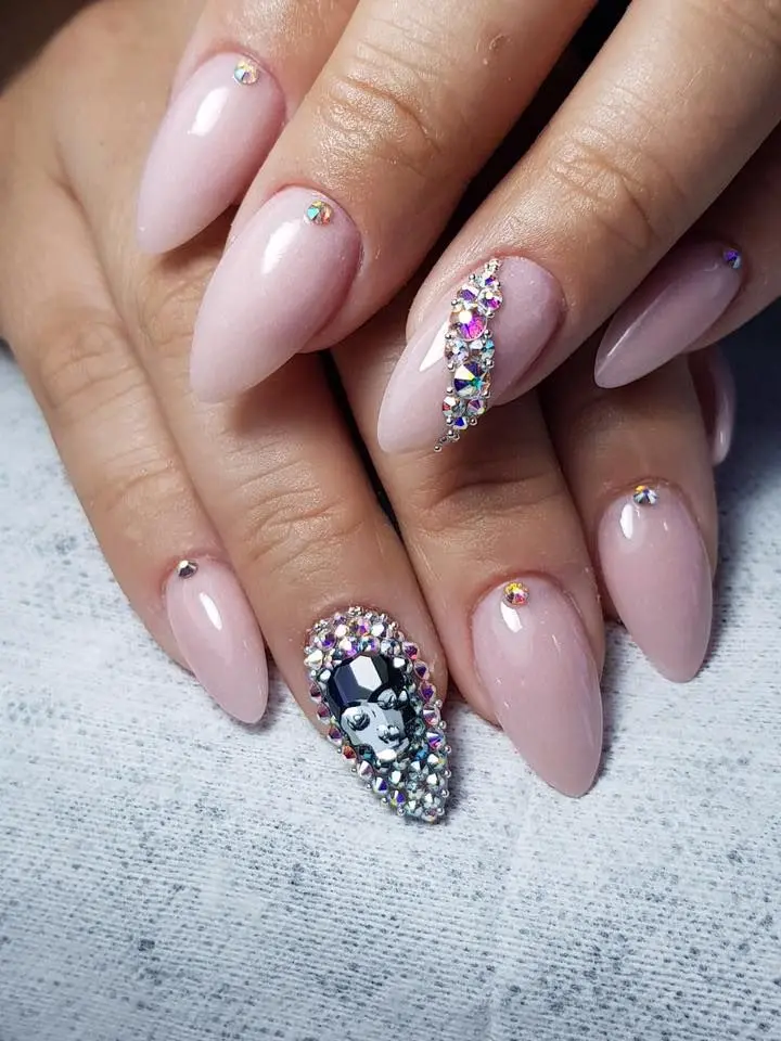 Uñas con cristales Swarovski: Elegancia y brillo único - Cómo se fabrica el cristal Swarovski uñas con cristales swarovski - Cómo se fabrica el cristal Swarovski