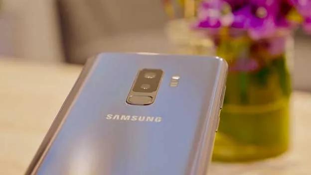 celulares con vidrio atras - Cómo se le llama a la tapa trasera del celular