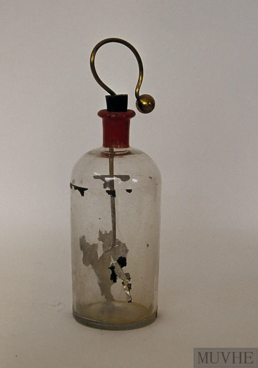 Condensador eléctrico formado por una botella de vidrio forrada - Cuál es el condensador más antiguo condensador electrico formado por una botella de vidrio forrada - Cuál es el condensador más antiguo