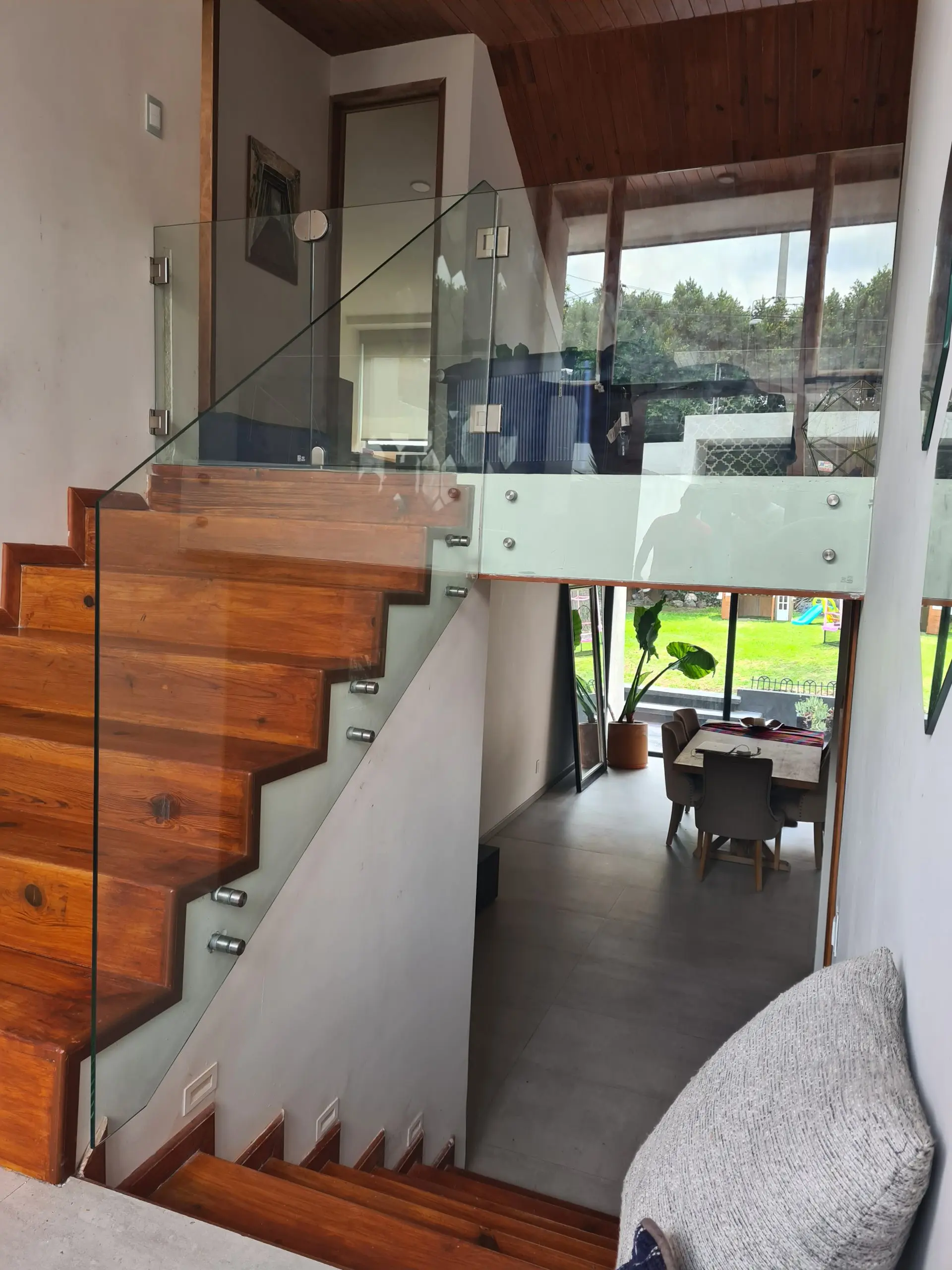 Escaleras con barandal de cristal - Cuánto debe ser la altura de un barandal escaleras con barandal de cristal - Cuánto debe ser la altura de un barandal
