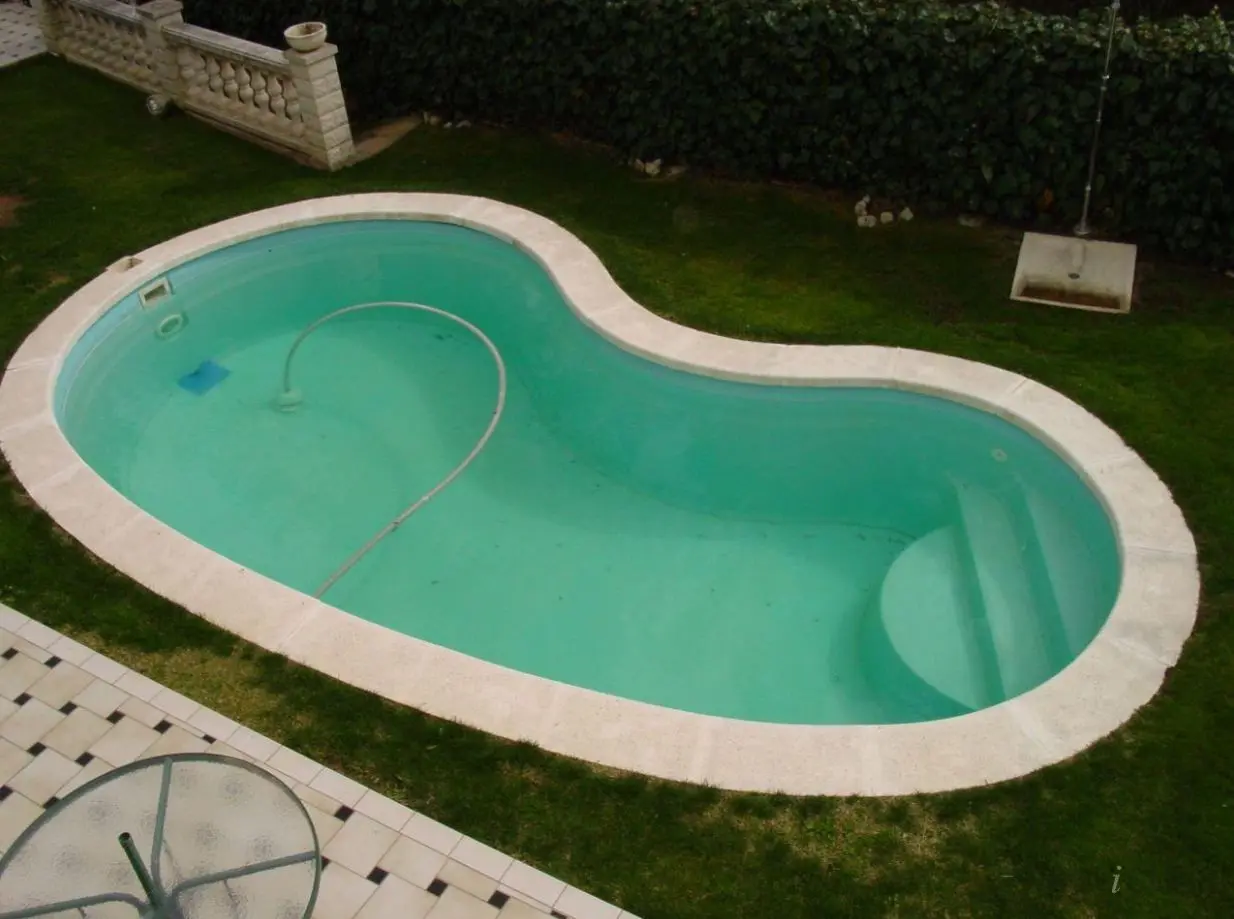 pileta fibra de vidrio riñon - Cuántos litros hace una piscina riñón