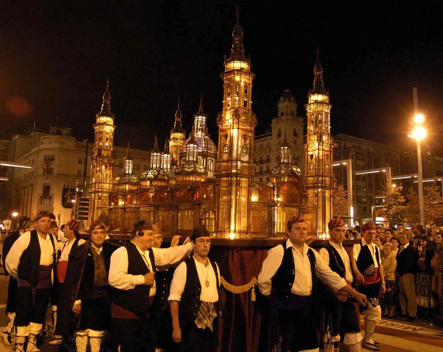 El Rosario de Cristal de Zaragoza: Una tradición religiosa y artística - Cuántos pasos tiene el Rosario de Cristal de Zaragoza el rosario de cristal de zaragoza - Cuántos pasos tiene el Rosario de Cristal de Zaragoza