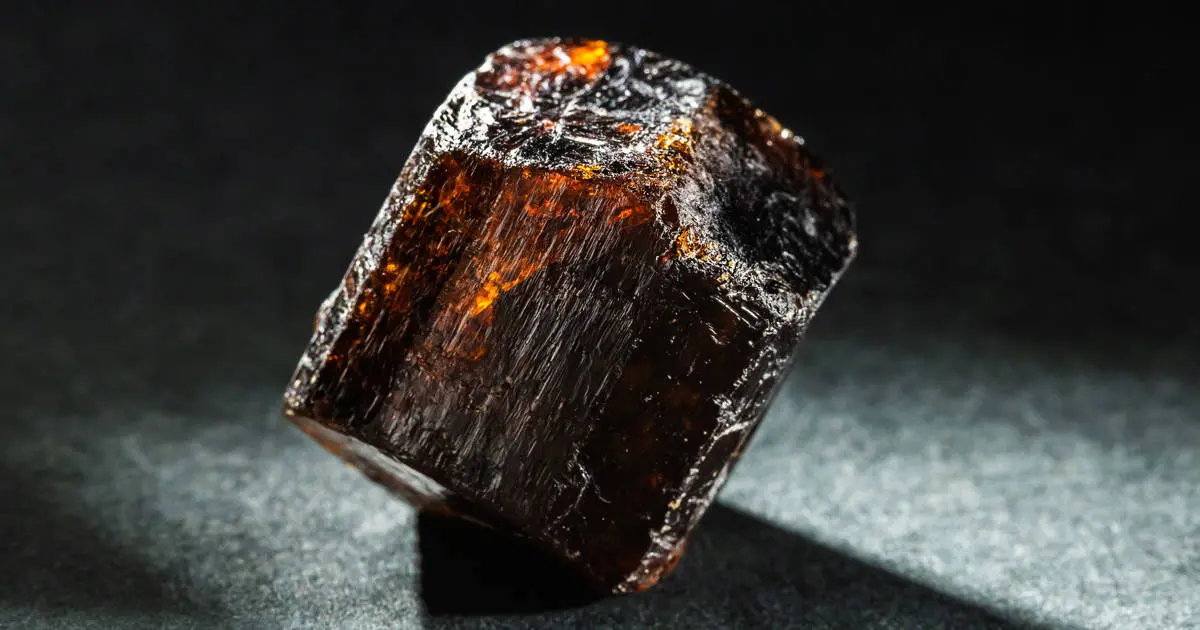 La turmalina negra y sus poderes protectores - Qué beneficios tiene la turmalina cristal turmalina negra - Qué beneficios tiene la turmalina