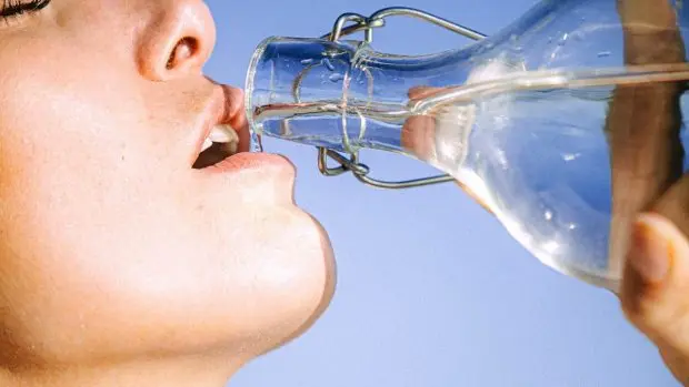 Tomar agua en botella de vidrio: beneficios para tu salud dental - Qué botella es mejor para tomar agua tomar agua en botella de vidrio - Qué botella es mejor para tomar agua