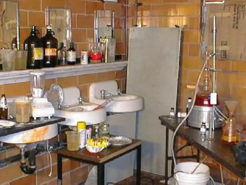 laboratorio de cristal - Qué es un laboratorio de drogas