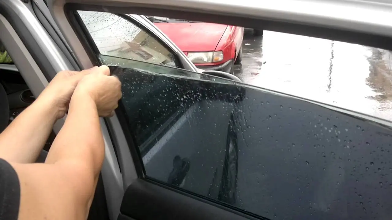 ¿Cómo se polarizan los vidrios de un auto? - Qué material se usa para polarizar vidrios como se polariza los vidrios de un auto - Qué material se usa para polarizar vidrios
