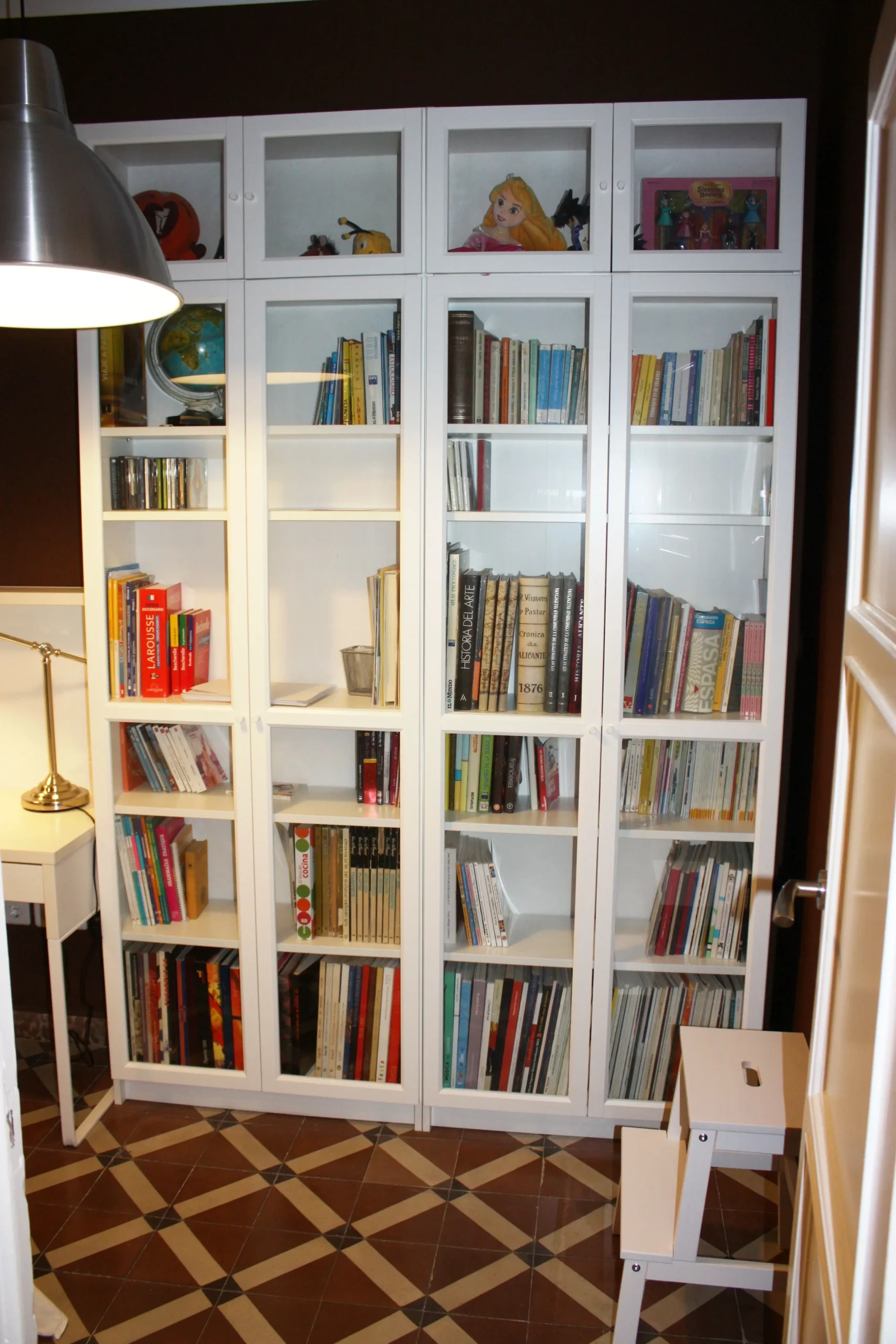 Biblioteca con puertas de vidrio: una elección moderna y funcional - Qué mobiliario debe tener una biblioteca biblioteca con puertas de vidrio - Qué mobiliario debe tener una biblioteca