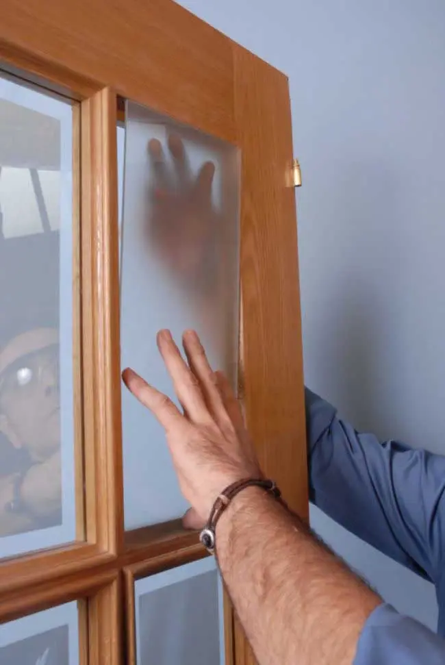 poner cristal en puerta de madera ciega - Qué poner en una puerta de vidrio para que no se vea