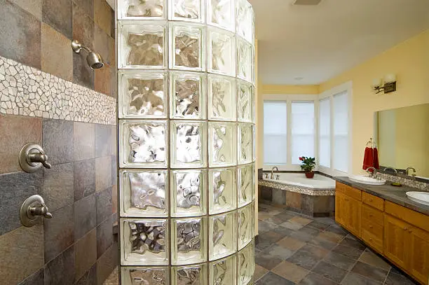 duchas con ladrillos de vidrio - Qué tipo de piso se puede poner en la ducha